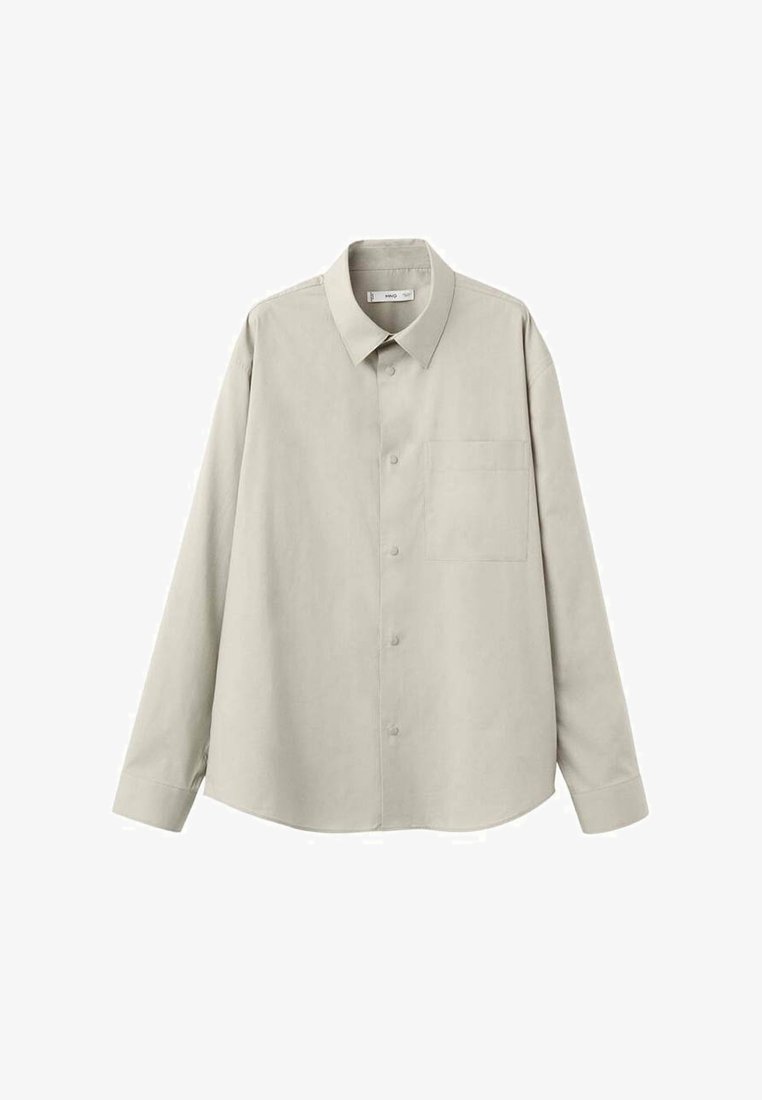 Beige Langarm-Hemd mit Knöpfen und Brusttasche sowie klassischem Kragen, flach auf einem weißen Hintergrund präsentiert.