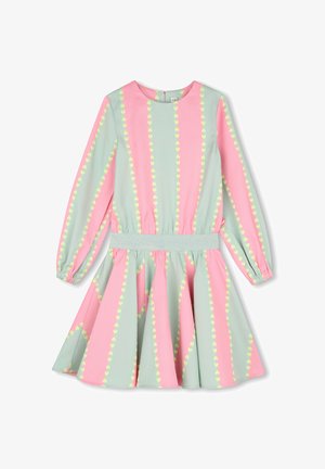 Robe enfant à manches longues avec jupe évasée à rayures verticales alternant rose et vert clair, petits motifs de cœurs jaunes et ceinture argentée.