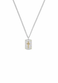 Collana in argento con pendente a forma di dog tag rettangolare, dotato di una croce dorata e una superficie testurizzata, accentuato da borchie dorate.