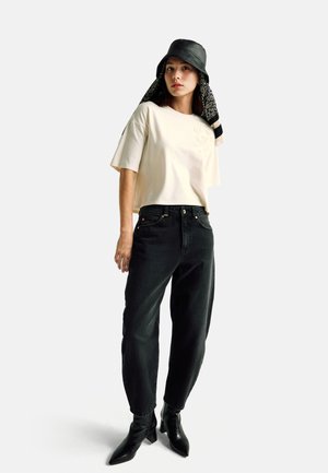 BOXY FIT WITH APPLIQUE - T-Shirt print - white