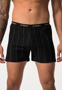 Zwarte boxershorts met witte streepjes, van katoen, met een elastische tailleband met het "JP1880" logo en een enkele sluitknop aan de voorkant.