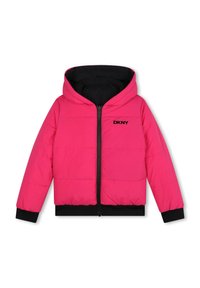 Chaqueta acolchada rosa con capucha, forro negro, cierre de cremallera y logo de DKNY en el pecho. Presenta puños y bajo acanalados.