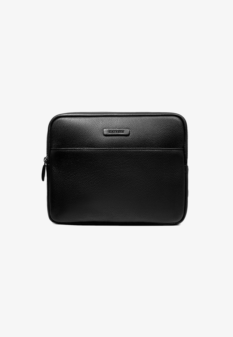 Schwarze Laptop-Hülle aus Leder mit strukturierter Oberfläche, einer Fronttasche mit Reißverschluss und einem dezenten Logoakzent oben. Rechteckige Form.