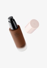 Flacon de fond de teint liquide marron avec pompe noire et bouchon blanc à côté, étiqueté "LOVE FUSION" et "KIKO MILANO".