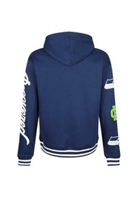 Felpa blu navy con cappuccio, polsini e orlo a righe bianche, e testo sulle maniche. Presenta un accento grafico verde sulla manica destra.