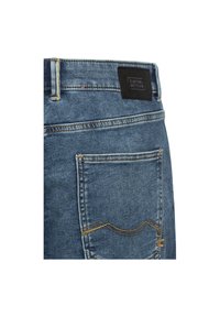 Blauwe denim jeans met een zwart logo label, gele stiksels en een klassiek achterzakontwerp met een gebogen naad.