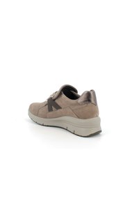 Sneaker in suede beige con punta arrotondata, fasce elastiche e tallone imbottito. Presenta una suola in gomma testurizzata e accenti di design sobrio.