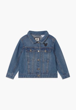 Jasnoniebieska kurtka dżinsowa z klasycznym kołnierzem, z przodu zapinana na guziki, z dwiema kieszeniami na piersi i czarnym sylwetką Mickey Mouse po lewej stronie.