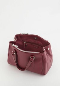 Bordeaux lædertaske med dobbelte håndtag og sølvhardware. Har lynlåsåbninger og indvendige lommer til organisering. Tekstureret overflade.