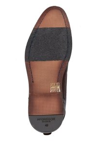 De bruine rubberen zool van de schoen heeft een gestructureerd oppervlak met een grijze contrasterende sectie, omlijnde stiksels en merktekens. Maat 43 aangegeven.