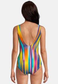 Maillot de bain une pièce avec un dos en V profond, présentant des rayures verticales multicolores dans des nuances de bleu, jaune, rose et violet. Texture lisse.