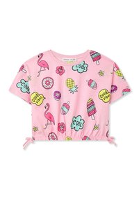 T-shirt croppato rosa con maniche corte, caratterizzato da stampe colorate di fenicotteri, fiori, ciambelle e ghiaccioli. Dettaglio di orlo con cordoncino.