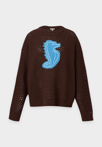 Pull en maille marron foncé à tissage ouvert avec un grand motif hippocampe bleu sur la poitrine, avec poignets et ourlet côtelés.
