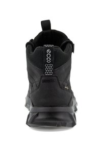Scarpa da trekking nera con superiore in rete, tallone rinforzato e suola in gomma testurizzata. Presenta una linguetta e un logo sul retro.