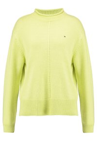 Jasnożółty sweter z dzianiny z wysokim kołnierzem, prążkowanymi mankietami i dołem oraz subtelnym logo na piersi. Miękka tekstura i luźny krój.