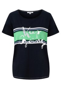 Marineblå t-shirt med korte ærmer og et grønt og stribet design, med sølvtekst "Keep Going" henover fronten. Blødt bomuldsstof.