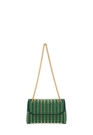 Zelená ramenní taška se zlatým řetězovým popruhem, opatřená strukturovaným povrchem a geometrickými vzory se zlatými akcenty.