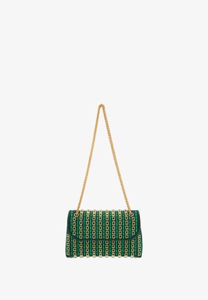 Zielona torebka na ramię z złotym łańcuszkiem, charakteryzująca się teksturowaną powierzchnią i geometrycznymi wzorami z złotymi akcentami.