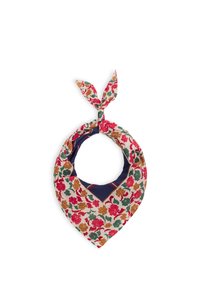 Écharpe à motif floral avec des fleurs rouges, orange et vertes sur un fond crème, bordée d'un liseré bleu marine et avec un détail de nœud noué.