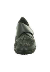 Schwarzer Schuh mit Obermaterial aus Leder, das eine strukturierte Schlange-Print-Einlage und einen breiten Klettverschluss bietet. Abgerundete Zehenform und genähte Akzente.