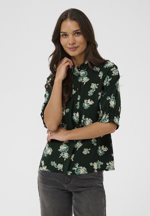 Grünes blumiges Kurzarmblusenshirt mit durchgehender Knopfleiste. Hat einen lockeren Schnitt und dezente Puffärmel. Blumenmuster in hellem Türkis und Creme.