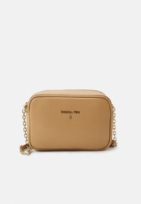 Beżowa torebka typu crossbody z syntetycznej skóry z zamkiem błyskawicznym, łańcuszkowym paskiem i złotym logo z przodu. Prostokątny kształt.