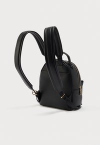 Μαύρο σακίδιο πλάτης από συνθετικό δέρμα με στρογγυλεμένο σχήμα, χρυσλό φερμουάρ και ρυθμιζόμενους ιμάντες. Λείο υφή με μίνιμαλ σχεδιασμό.