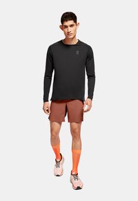 On LIGHTWEIGHT - Spordišortsid - auburn   black