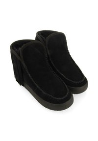Botines de ante negro con detalles de flecos, un interior acolchado y costuras decorativas a lo largo del borde de la parte superior y de la suela.