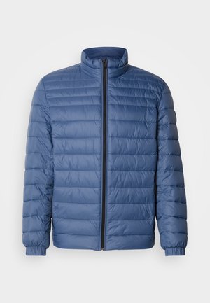 Blå quilted jakke med høy krage og lange ermer, med en full frontglidelås og elastiske mansjetter. Glatt, lett materiale.