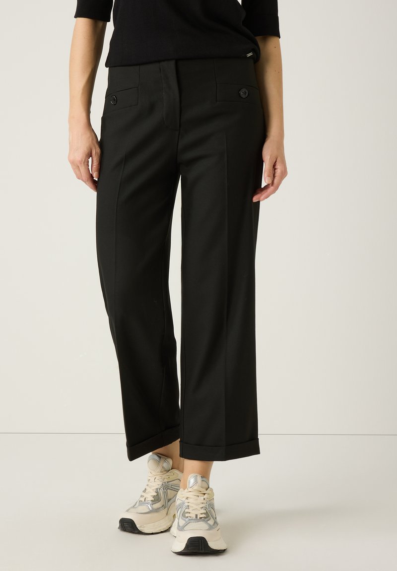 Schwarze, weit geschnittene Hose aus einem glatten Stoff; verfügt über vordere Taschen mit Knopfdetails und einer maßgeschneiderten Optik.