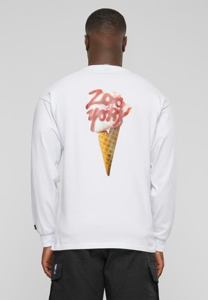 Long-sleeve white t-shirt featuring a colorful ice cream cone graphic on the back with stylized text "Zoo yoru." Cotton material with a relaxed fit.