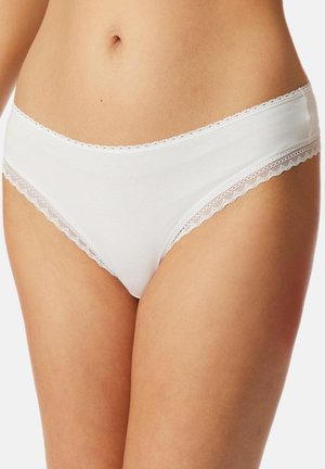 Slip bikini in cotone bianco con bordi in pizzo a scallop lungo la vita e le aperture delle gambe, caratterizzato da una superficie liscia e da un design aderente.