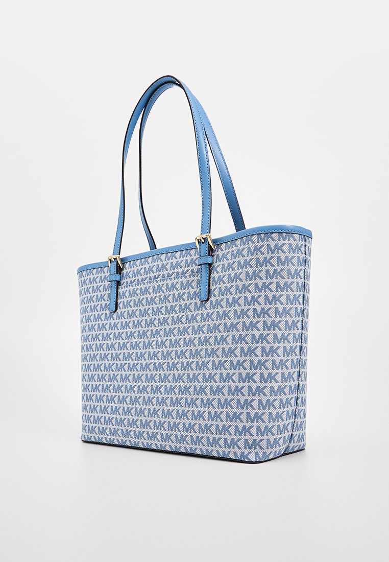 Borsa a tracolla blu in canvas, con motivo ripetuto del logo "MK". Manici in pelle liscia, forma strutturata e dettagli in tono oro.