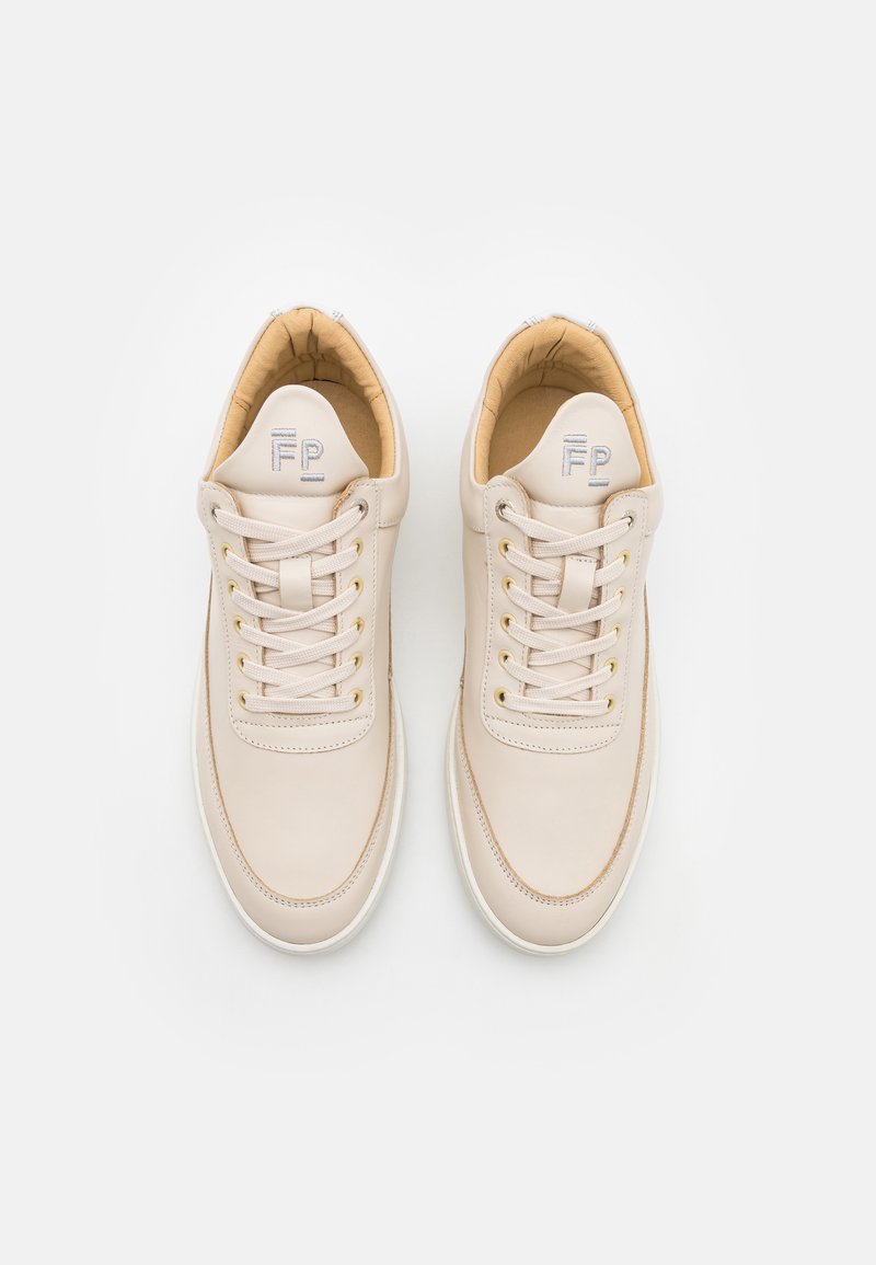 Beige Leder-Sneaker mit einer glatten oberen Fläche, runder Zehenpartie und weißer Gummisohle. Mit goldenen Ösen und einem Logo auf der Zunge.