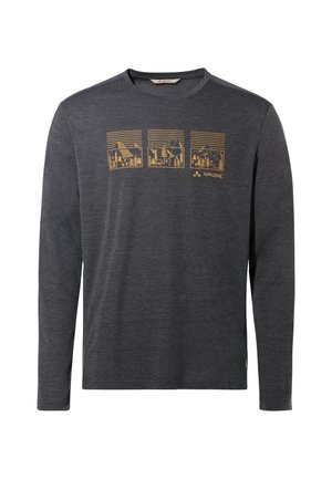 T-shirt grigio a maniche lunghe realizzato in tessuto morbido, con una grafica gialla di montagne e alberi sul petto.