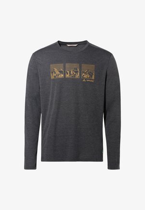 T-shirt grigio a maniche lunghe realizzato in tessuto morbido, con una grafica gialla di montagne e alberi sul petto.