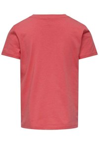 T-shirt à manches courtes en tissu coton rouge corail. Design simple à col rond, texture lisse, sans motifs ni accents visibles.