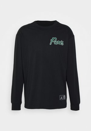 Zwart shirt met lange mouwen en een ronde hals met "Paris" in groene letters op de borst en kleine Jordan- en PSG-logo's bij de onderzoom.
