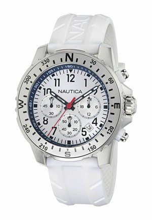 A Nautica kronográf óra rozsdamentes acél tokozással, fehér szilikon szíjjal, ezüst számlappal fekete és piros részletekkel, valamint vastag számokkal.