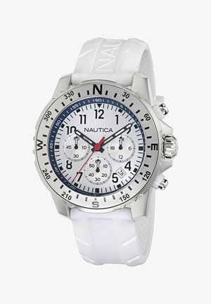 Die Nautica-Chronograph-Uhr verfügt über ein Edelstahlgehäuse, ein weißes Silikonarmband, ein silbernes Zifferblatt mit schwarzen und roten Akzenten sowie markante Ziffern.