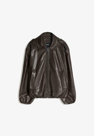 Giacca in pelle marrone con chiusura lampo, ampio colletto e due tasche laterali, con una vestibilità comoda e leggero dettaglio a manica leggermente arricciata.