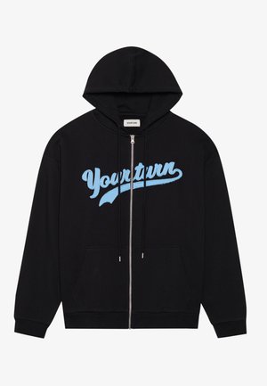 Sudadera con cremallera negra y logo en cursiva azul "Yourturn", con capucha ajustable, bolsillos frontales y puños de canalé. Material de mezcla de algodón.