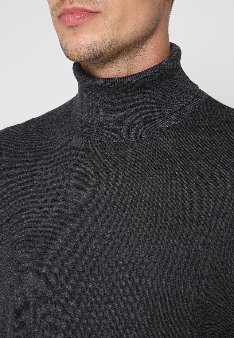 Pull en col roulé gris foncé au design ajusté et col côtelé, fabriqué à partir d'un tissu tricoté doux et texturé.