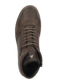 Braune Leder-Hochtop-Sneaker mit Perforationen an der Spitze, beigen Schnürsenkeln, gepolstertem Kragen und sichtbarem Logo auf der Zunge.