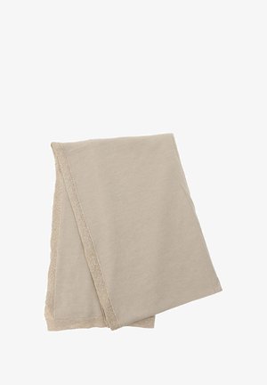 Beżowy miękki szal z tkaniny z dzierganym brzegiem, starannie złożony na białym tle.