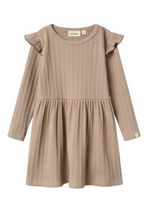 Vestido de manga larga en beige claro con falda acampanada, que presenta acentos de hombros con volantes y un escote redondo.