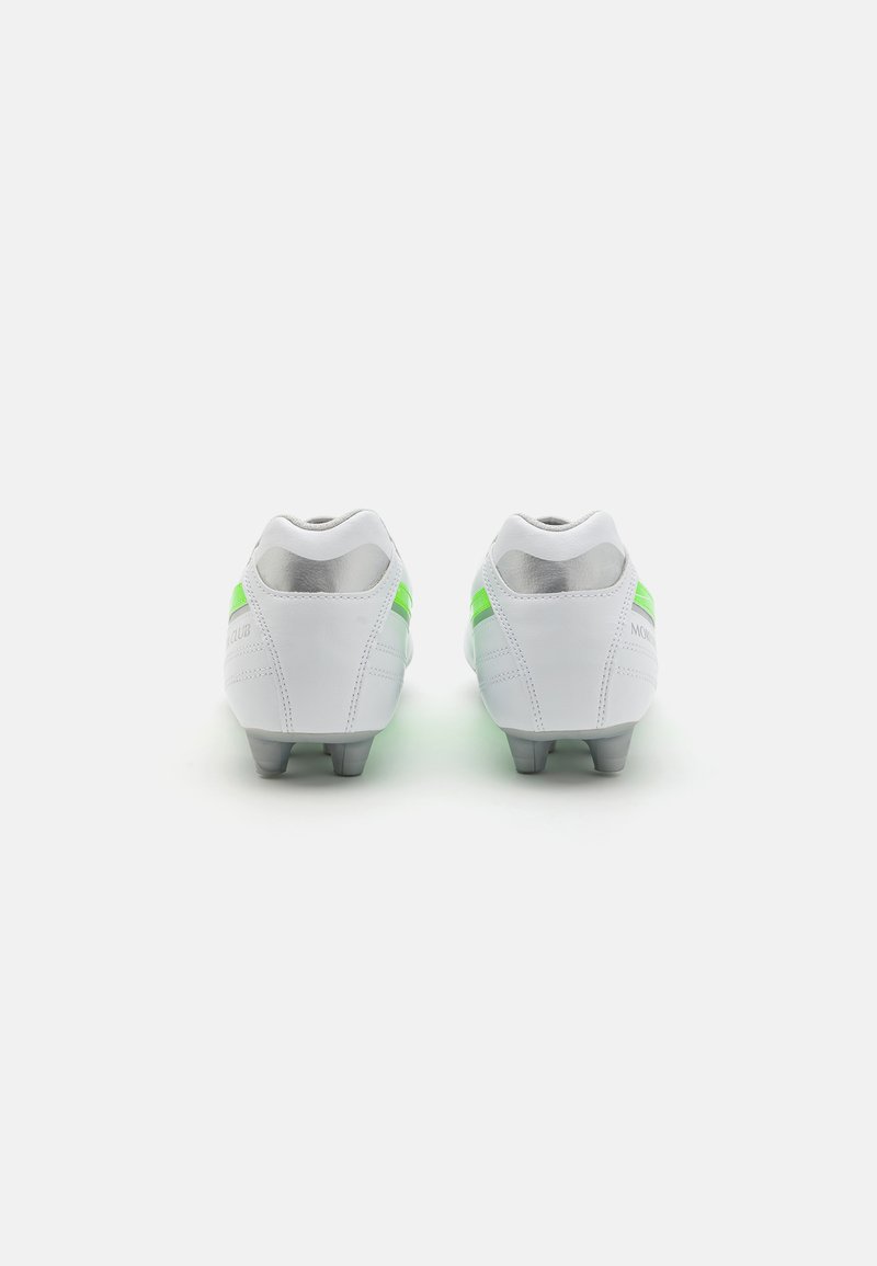 Botas de fútbol blancas con una textura suave, detalles en verde lima en los laterales y una suela gris con múltiples tacos para tracción.
