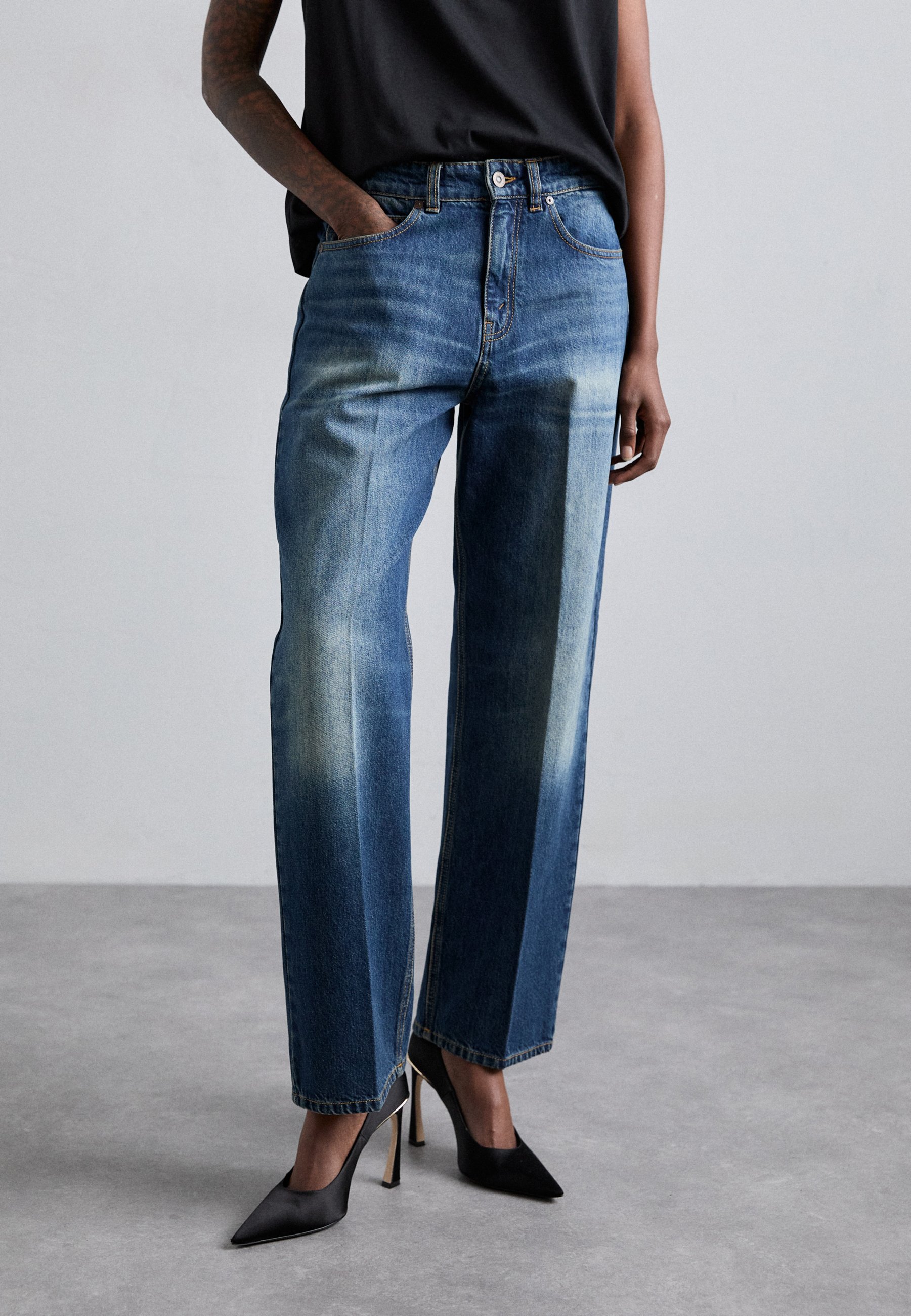 デニム・ジーパン VICTORIA BECKHAM BEARNIE JEANS IN FADED BLUE Bernie Relaxed Jean In Light Blue Wash – Victoria Beckham UK