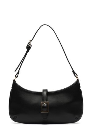 Czarna skórzana torba na ramię z regulowanym paskiem i przednim zapięciem na klamrę, na białym tle.